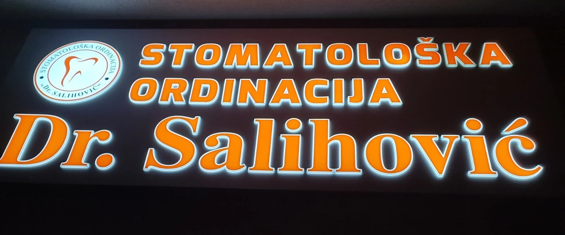 Natpis stomatološke ordinacije Dr. Salihović u Bihaću
